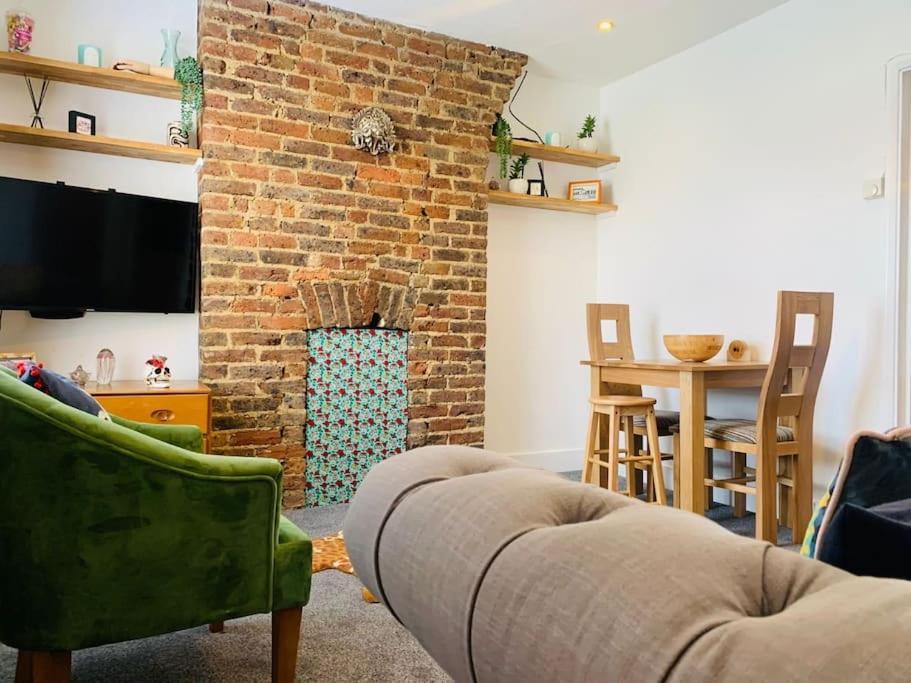 Funky 2 Bedroom Apartment In Town Centre Гастингс Экстерьер фото